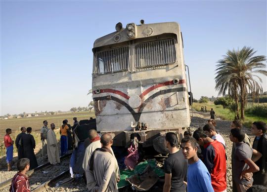 Egyptians inspect the damage caused by train accident in the province of Assuit, south of Cairo on November 17, 2012. (AFP PHOTO / STR)