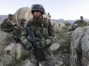 A file picture taken on September 21, 2010 shows a French soldier (C) patroling with Afghan soldiers in Kapisa province in Afghanistan. (AFP PHOTO)