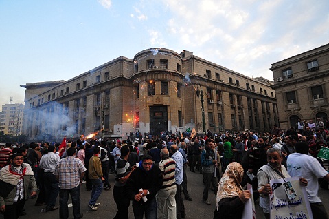 Pro and anti-Morsy protesters clash in front of the High Court. (DNE / Hassan Ibrahim)