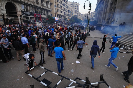 Pro and anti-Morsy demonstrators clash in front of Cairo's High Court. (DNE / Hassan Ibrahim)