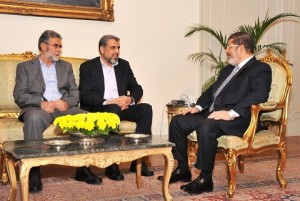 Ramadan Abdullah Shalah (centre) met with President Mohamed Morsy on Sunday evening. (Photo courtesy of Egyptian Presidency)