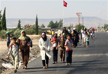 Syrian refugees walk out of the refugee camp in Kilis. (AFP PHOTO)