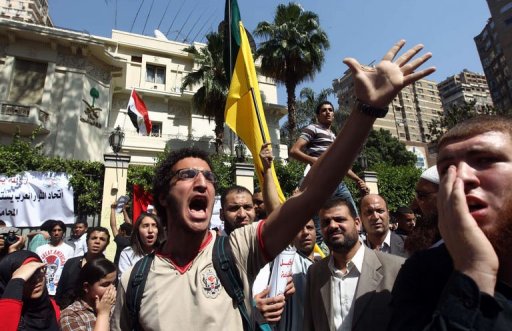 Egyptian protesters take part in a demonstration in front of the Saudi Arabia embassy in Cairo on April 24, calling for the release of Egyptians who have been detained in the kingdom. (AFP PHOTO / KHALD DESOUKI)