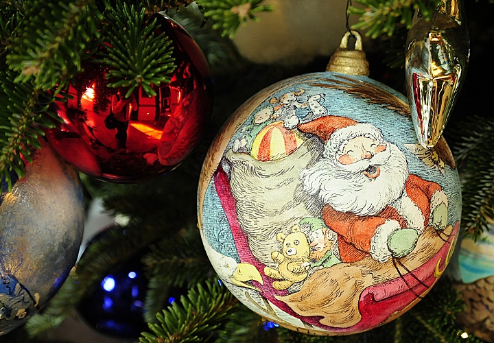 A tree ornament featuring Santa Claus KAREN BLEIER/AFP/Getty Images