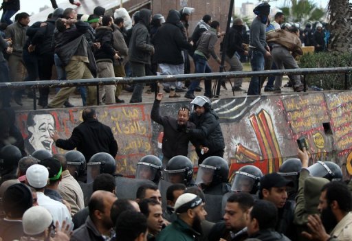 Egyptian riot police try to quell clashes in Alexandria (AFP Photo / Mahmud Hams)