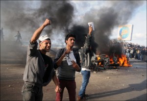 Anti-constitution protesters clash with pro-constitution protesters in Alexandria  (File photo by AFP Photo)