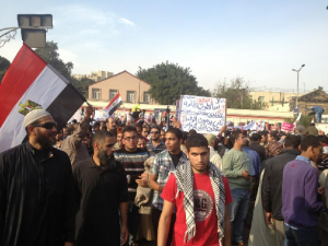 Morsy supporters arrive in Al-Nahda Square in front of Cairo University. (DNE/ Basil El-Dabh)