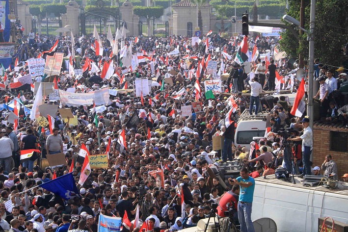 Morsi supporters rally in front of Cairo University on 1 December. (DNE/ Ahmed Al-Malky)