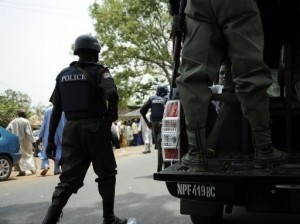 Nigerian police patrol the northern town of Bauchi in 28 April 2011. Suspected Islamist extremists have killed 15 Christians by slitting their throats in an attack on a village in Nigeria's volatile northeast, residents and a relief source say. (AFP PHOTO)