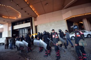 Egyptian riot police deployed outside of the Samiramis Intercontinental Hotel after it was vandalized on January 29, 2013. AFP PHOTO / KHALED DESOUKI