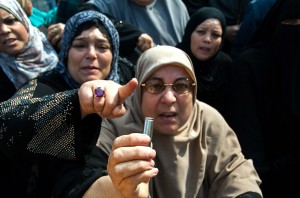An Egyptian woman shows a live bullet during a rally in the streets of the canal city of Port Said, on January 29, 2013.  AFP PHOTO / STR