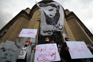 Protesters demonstrate outside of the High Court on the second anniversary of the death of Sayed Bilal. (DNE/ Hassan Ibrahim)
