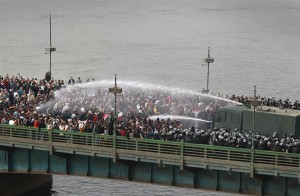 Riot police fire water cannons at protesters attempting to cross the Qasr Al Nile Bridge in downtown Cairo AFP Photo / Peter Macdiarmid