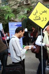 A student takes a Boos Fee Wara’tak questionnaire about cheating at Cairo University. (Photo courtesy of Boos Fee Wara’tak campaign)