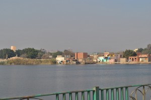 The slums are threatened by the lake Sayed Ahmed