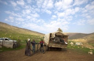 Palestinian Bedouins prepare to evacuate on January 2, 2013 (AFP, Ahmad Gharabli)