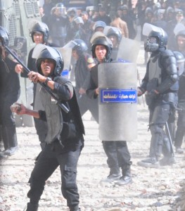 Protester clash with central security forces on Qasr El-Aini Street on 26 January. (DNE/ Ahmad El-Melky)
