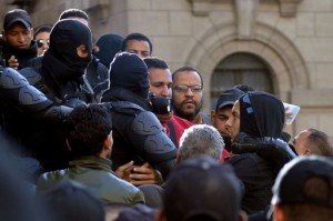 Egyptian riot policemen detain a youth (R) suspected of being a member of the "Black Bloc" group on January 30, 2013 (AFP/File, Khaled Desouki)