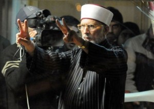 Pakistani cleric Tahir-ul Qadri flashes the victory sign during a protest rally in Islamabad, on January 17, 2013 (AFP, Asif Hassan)