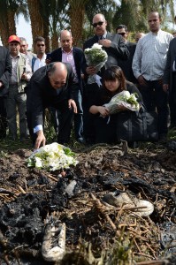 Ezat Saad, Governor of the ancient temple city of Luxor and Japanese Okumura Hatsuko director of Japanese division in an Egyptian travel agency lay flowers at the site of a hot air balloon accident   (AFP Photo / Khaled Desouki)