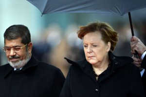 German Chancellor Angela Merkel (R) welcomes Egypt's President Mohamed Morsi at the Chancellery in Berlin on January 30, 2013.  (AFP File Photo)