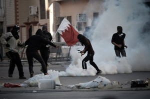 Bahraini protesters run for cover from tear gas during a demonstration to mark the second anniversary of the uprising in the village of Sanabis, west of the capital Manama on February 14, 2013 (AFP Photo)