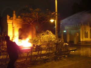 Molotov cocktail bomb starts a fire by the gates of the presidential palace in Heliopolis (Basil El Dabh)