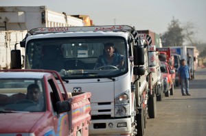 Motorists line up to buy fuel outside a gas station in Cairo  (AFP Photo / Khaled Desouki) 