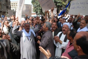 Bakers cut off Qasr Al-Aini street demanding the cancellation of government’s new decision to provide them with flour at global market prices (Photo By: Mohamed Omar)