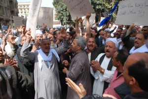 Bakers cut off Qasr Al-Aini street demanding the cancellation of government’s new decision to provide them with flour at global market prices (Photo By: Mohamed Omar) 