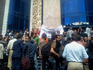 Journalists protest on the steps of the Press Syndicate against rising violence against them (Photo by: Fady Salah) 