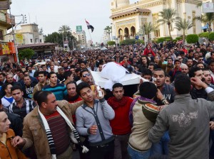  Egyptians carry the body of a person killed in overnight clashes between police and protesters in Egypt's Nile Delta city of Mansura ( AFP Photo /Stringer)