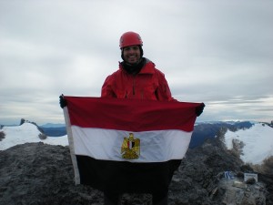 Samra raises the Egyptian Flag on Carstenz Pyramid