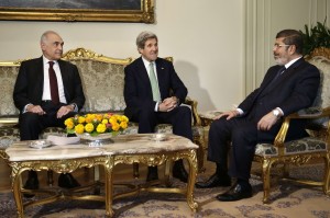 Egyptian Foreign Minister Mohammed Kamel Amr and US Secretary of State John Kerry (C) meets with Egyptian President Mohamed Morsi at the presidential palace in Cairo (AFP Photo)