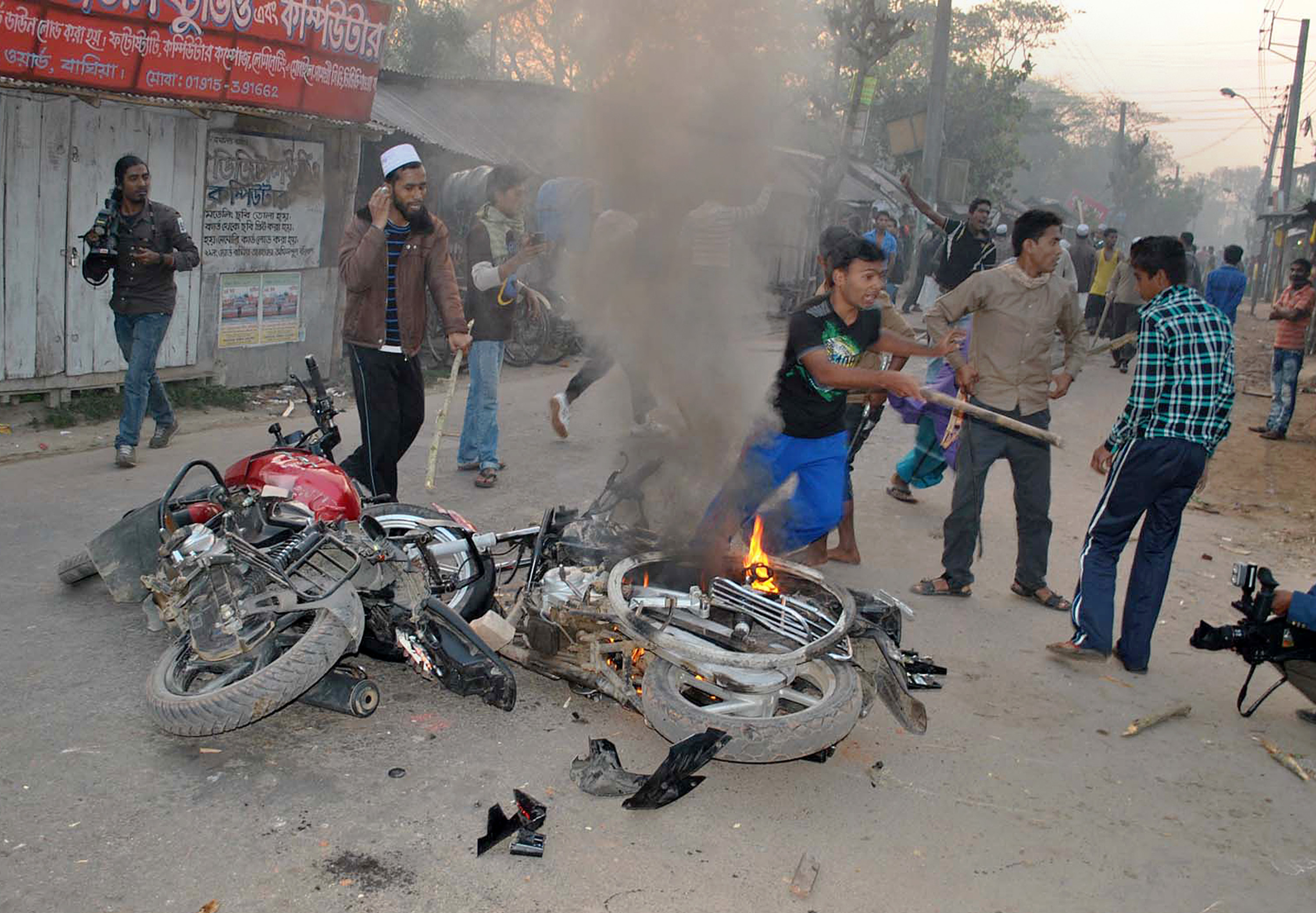  Bangladeshi Islamist activists vandalise motor bikes in Barisal, some 142 kms south the capital Dhaka on March 4, 2013 during a nationwide strike called by Jamaat-e-Islami and protesting the war crimes verdicts.  AFP PHOTO