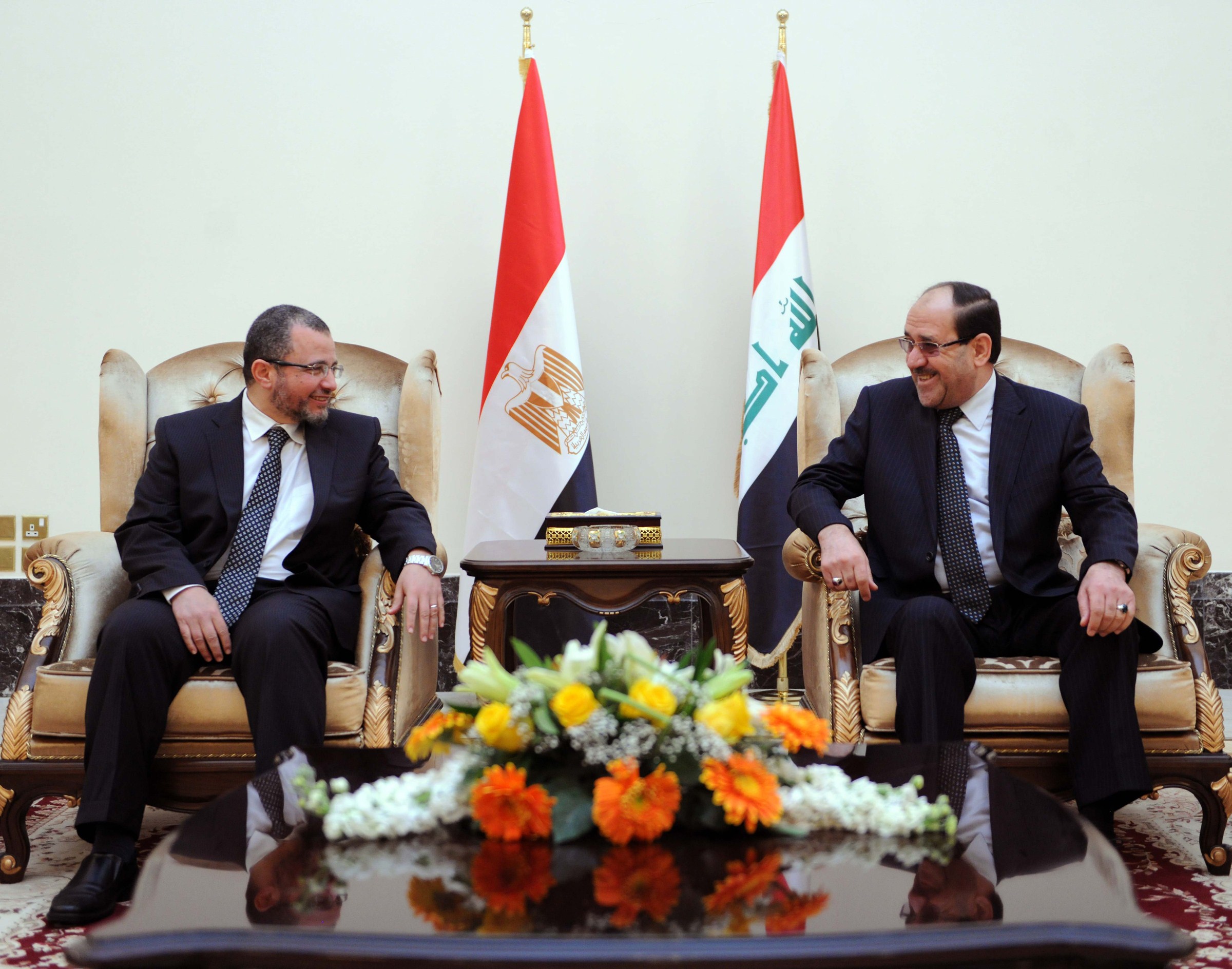 Iraqi Prime Minister Nuri al-Maliki talks with his Egyptian counterpart Hisham Qandil during a meeting in the Iraqi capital Baghdad. (AFP Photo)