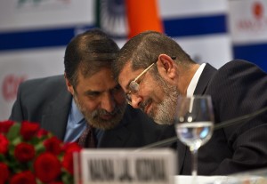 Egyptian President Mohamed Morsi (R) talks with Indian Minister for Commerce, Industry and Textiles Anand Sharma during a India-Egypt Economic Forum in New Delhi (AFP Photo)