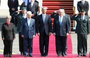 US President Barack Obama (C), Israeli Prime Minister Benjamin Netanyahu (R) and President Shimon Peres (L) listen to the national anthem at Israel’s Ben Gurion airport  (AFP Photo)