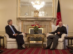 US Secretary of State John Kerry (L) meets with Afghan President Hamid Karzai at the Presidential Palace in Kabul (AFP Photo)