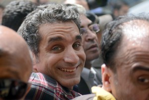 Egyptian satirist and television host Bassem Youssef is surrounded by his supporters upon he arrival at the public prosecutor's office in the high court in Cairo (AFP Photo)