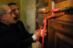 Seals are placed on the door of the pontiff's apartment at the Vatican on 28 February  2013 (AFP, Osservatore Romano)