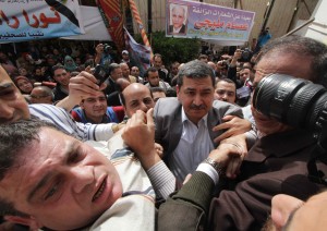Mamdouh Al-Wali attempts to enter the Press syndicate building before being attacked by journalists (Mohamed Omar/DNE)