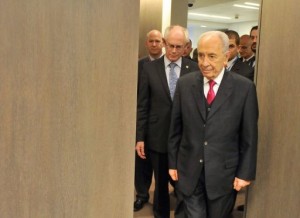 President of Israel Shimon Peres (R) arrives for a working session on March 6, 2013 at the EU Headquarters in Brussels (Pool/AFP, Georges Gobet) 