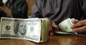 The Egyptian pound edged up in this week’s early transactions against the US dollar, with the cut-off price at EGP 7.002 to the US dollar compared to EGP 7.0189 at last Wednesday's auction. (AFP Photo) 