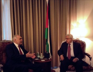 Foreign Minister Mohamed Kamel Amr (Left) meets Palestinian President Mahmoud Abbas for peace talks in Doha ( Foreign Ministry Handout)