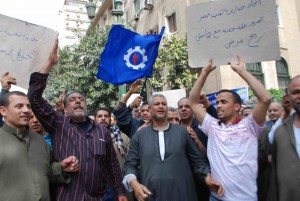 Bakers cut off Qasr Al-Aini street a month ago demanding the cancellation of government’s new decision to provide them with flour at global market prices  (Photo by: Mohamed Omar) 