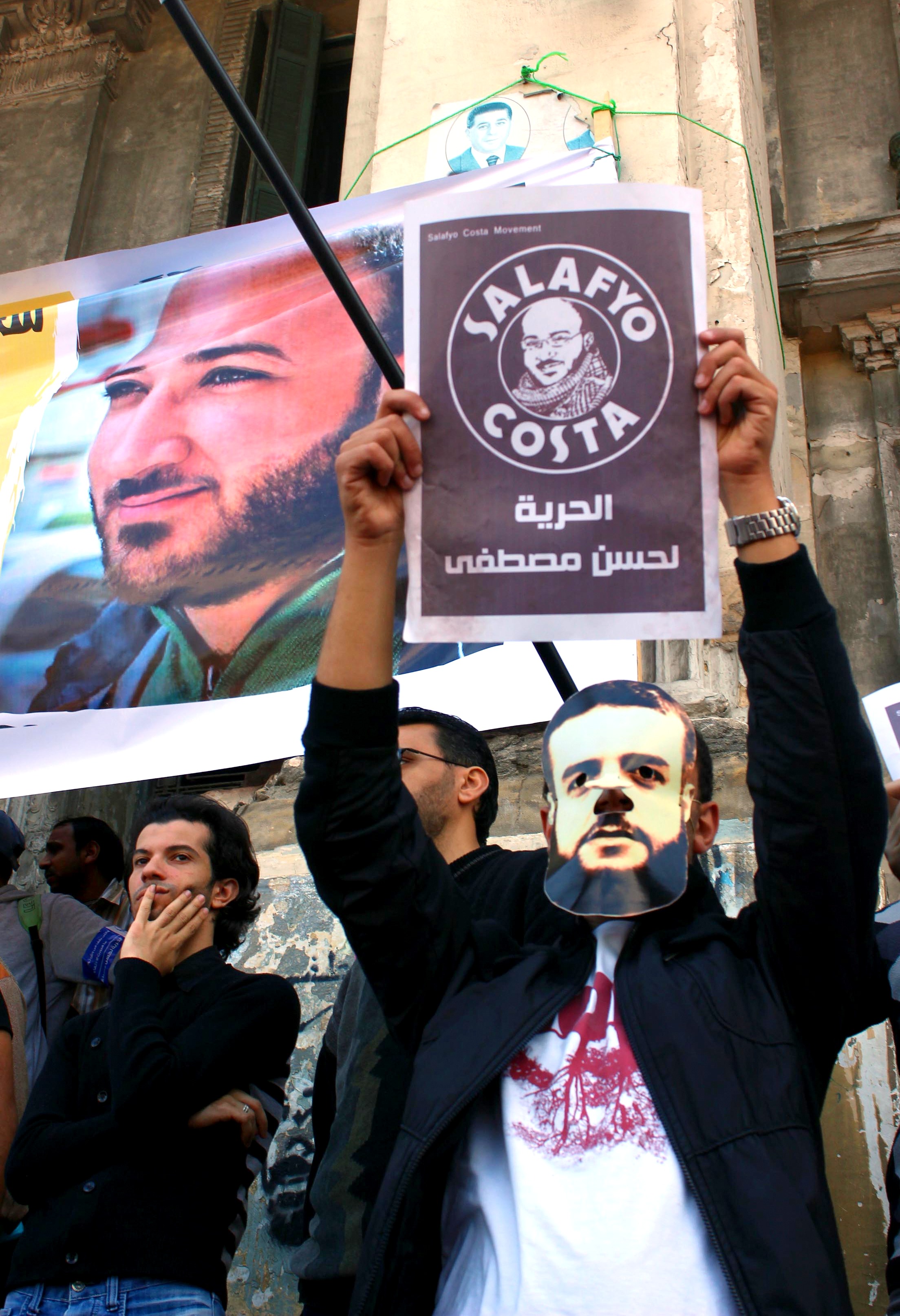 Protesters demonstrate in solidarity with Hassan Mustafa outside Al-Mansheya court in Alexandria (Photo by Ahmed Arab)
