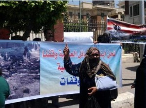 Female resident of Madinet As-Salam protest by Cairo governorate building against the burning of her home (Photo by Aswat Masriya ) 