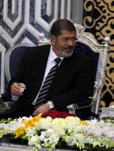 Egyptian President Mohamed Morsi drinks coffee upon his arrival for the extraordinary summit in Mecca, which is expected to focus on the Syrian conflict on August 14, 2012.  (AFP File Photo)