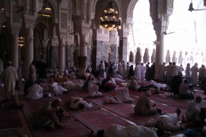 3 Pilgrims resting, reciting the Quran and talking inside Al-Harram (Photo By: Abdel-Rahman Sherief)